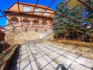 Дом 484м², 3-этажный, участок 10 сот.