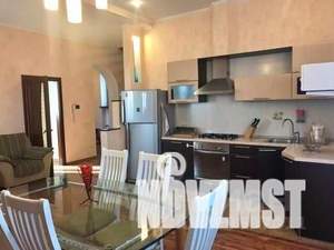 Коттедж 250м², 3-этажный, на длительный срок, 
