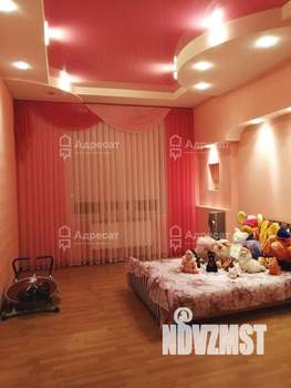 Дом 330м², 3-этажный, участок 6 сот.  