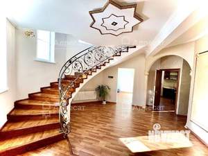 Дом 194м², 3-этажный, участок 4 сот.  