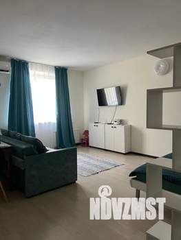 Студия квартира, посуточно, 38м2, 1/10 этаж